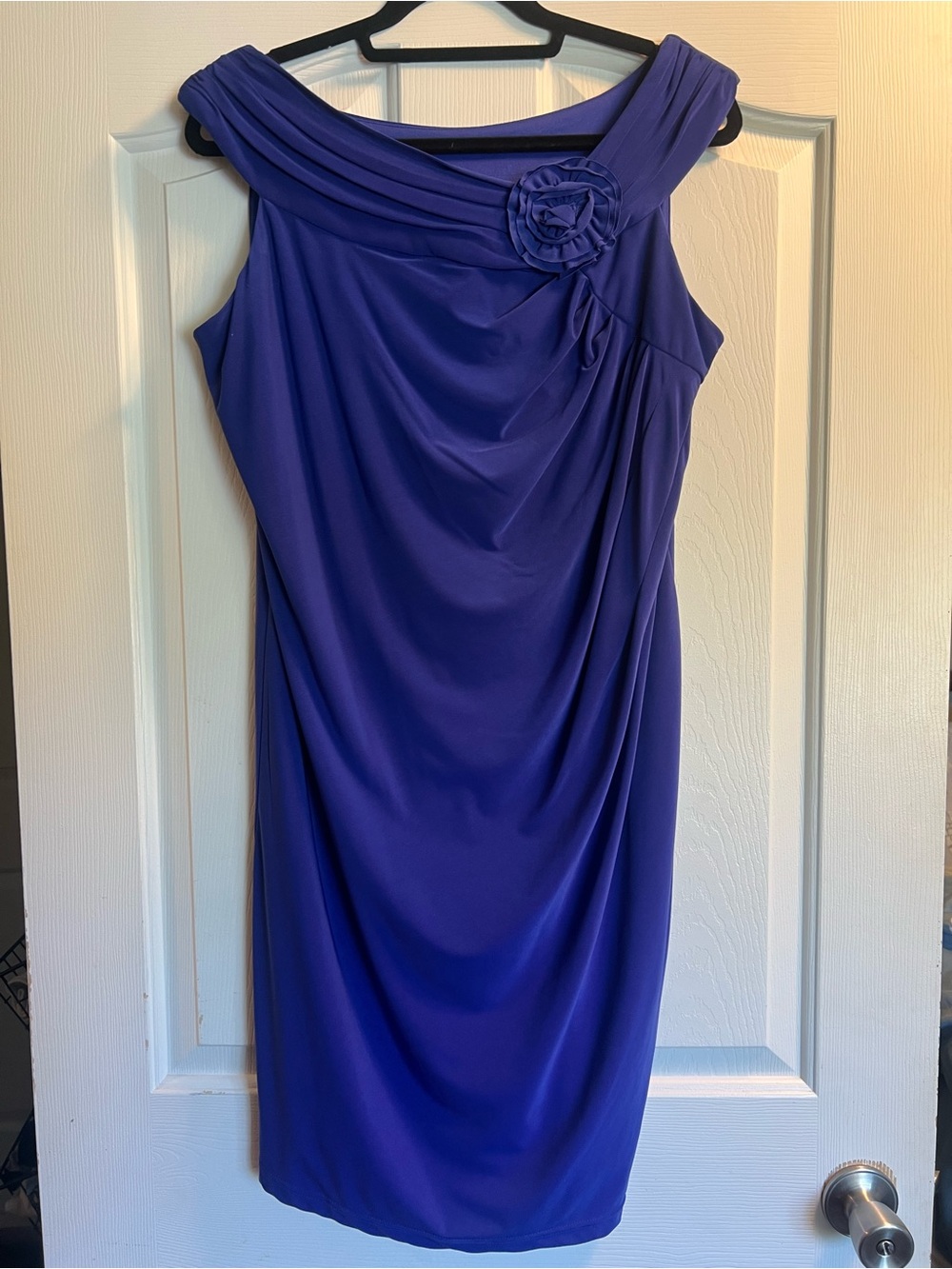 Elegant Royal Blue Sleeveless Cocktail Dress with Rosette Detail